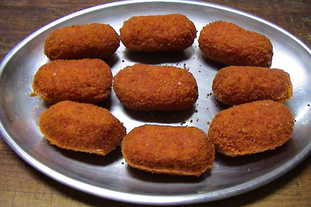 A silver platter of deep-fried suppli, or Roman-style stuffed rice balls.